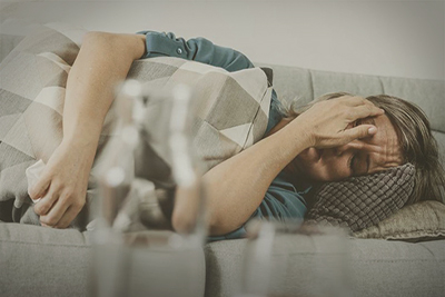 Женщина лежит в слезах на кровати